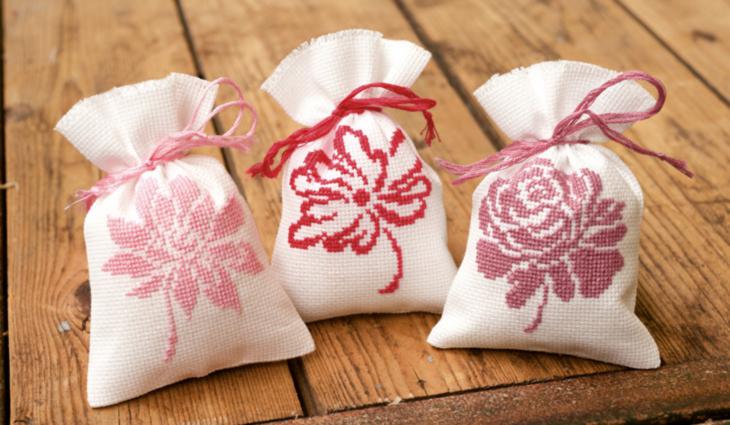 PN-0155319 Набор для вышивания крестом (мешочки для саше) Vervaco Pink flowers "Розовые цветы". Каталог товаров. Наборы